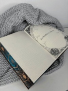 Buchcover und Innenansicht für das Buch: Vortex - Das Mädchen, das die Zeit durchbrach Schmuckausgabe