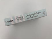 Buchcover und Innenansicht für das Buch: La bibliotecaria de Auschwitz