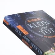 Buchcover und Innenansicht für das Buch: Klein aber tot