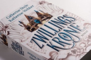 Buchcover und Innenansicht für das Buch: Twin Crowns Book 1
