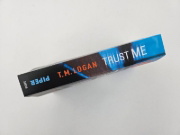 Buchcover und Innenansicht für das Buch: Trust Me