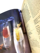 Buchcover und Innenansicht für das Buch: Star Wars: Galaxy's Edge Cookbook: The Official Black Spire Outpost Cookbook