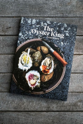 Buchcover und Innenansicht für das Buch: THE ØYSTER KING COOKBOOK dreisprachig: dänisch, deutsch, englisch