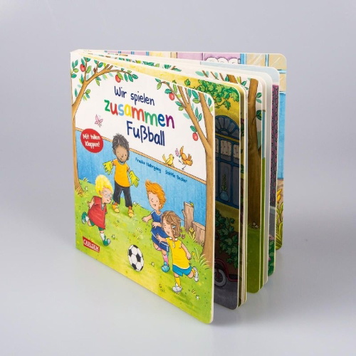 Buchcover und Innenansicht für das Buch: Wir spielen zusammen Fußball