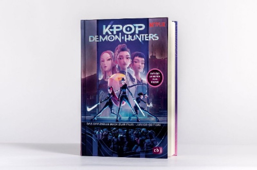 Buchcover und Innenansicht für das Buch: KPop Demon Hunters - The Official Deluxe Junior Novelization. Includes a 16-page full-color insert!