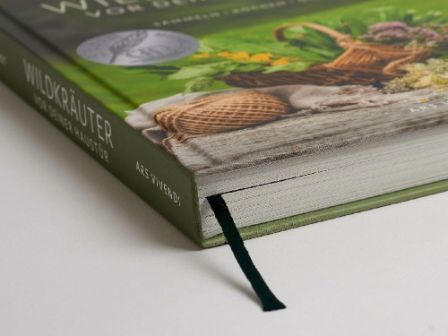 Buchcover und Innenansicht für das Buch: Wildkräuter vor deiner Haustür - Silbermedaille GAD 2022 - Deutscher Kochbuchpreis (bronze)