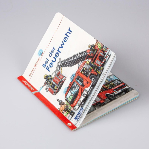 Buchcover und Innenansicht für das Buch: Unkaputtbar: Erstes Wissen: Bei der Feuerwehr