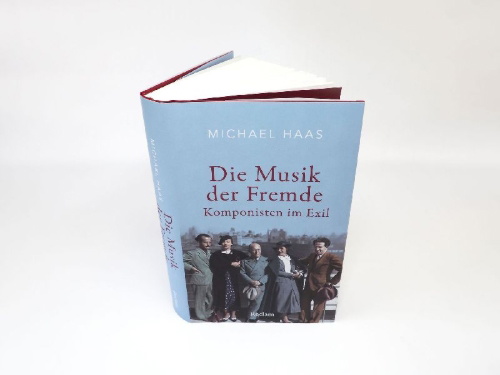 Buchcover und Innenansicht für das Buch: Die Musik der Fremde. Komponisten im Exil