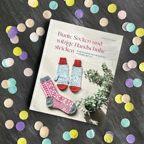 Buchcover und Innenansicht für das Buch: Bunte Socken und witzige Handschuhe stricken